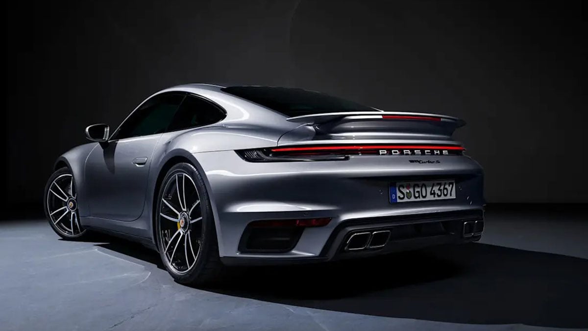 Arrière de la Porsche 911 Turbo S électrique avec bande lumineuse LED continue