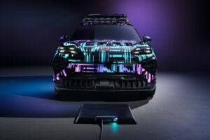 SUV électrique 2026 avec système recharge sans fil par induction plus simple que recharge smartphone