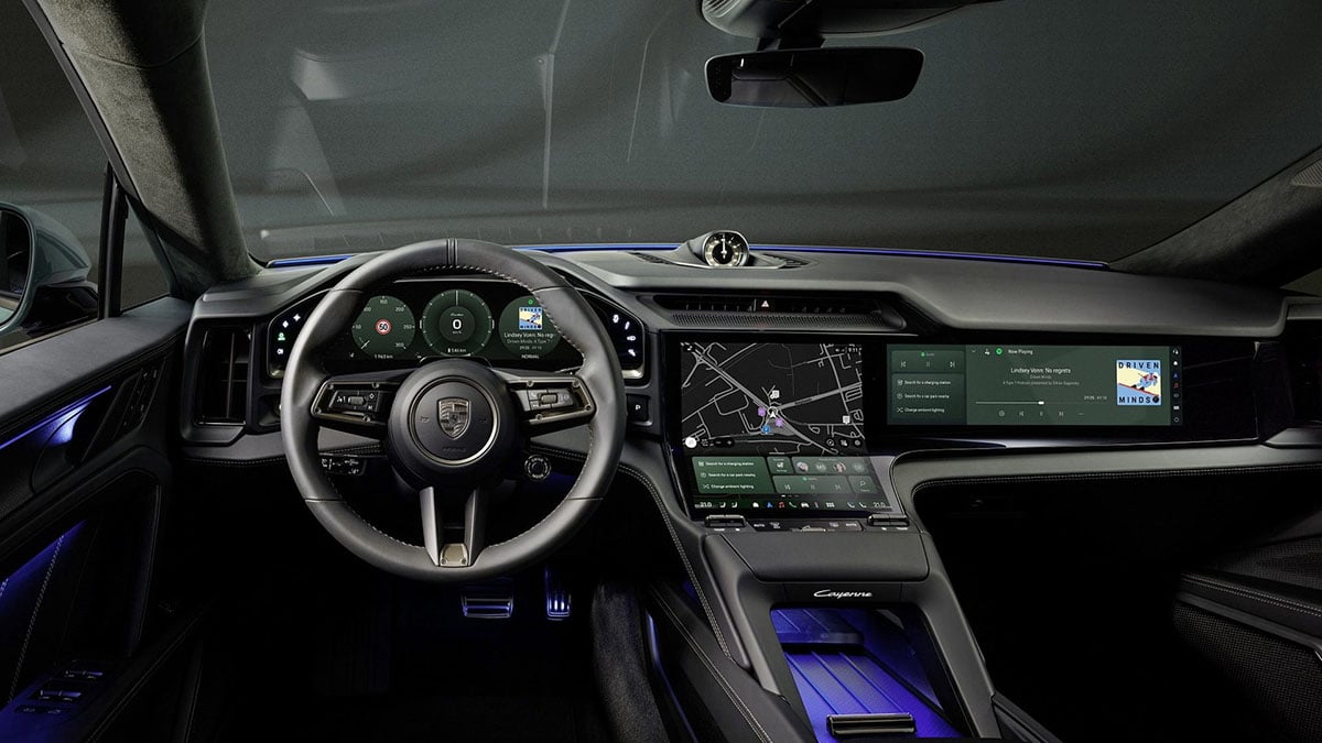 Intérieur du Porsche Cayenne Turbo Electric avec écran incurvé et instrumentation numérique