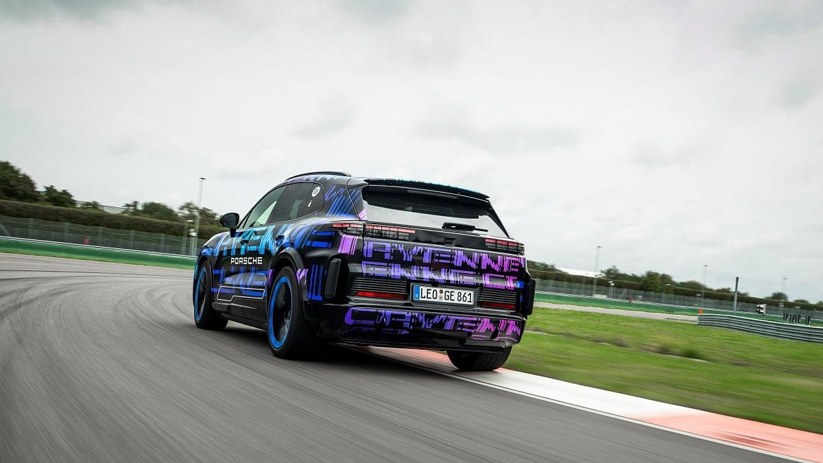 Arrière du Porsche Cayenne Turbo Electric avec bande lumineuse traversante