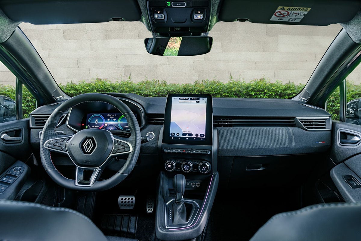  Intérieur conducteur de la Renault Clio dCi 100 avec instrumentation numérique