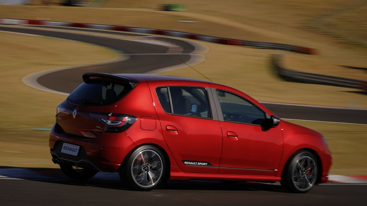 Profil complet de la Renault Sandero R.S. avec jantes 17 pouces et kit carrosserie sportif