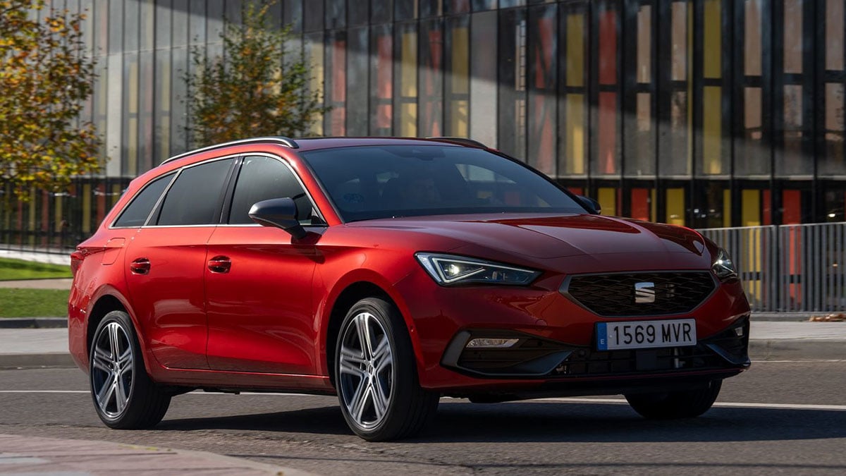 Face avant de la SEAT León e-Hybrid FR avec projecteurs LED et calandre sportive