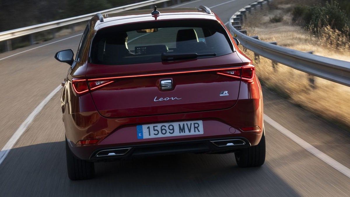  Arrière du break SEAT León e-Hybrid avec feux LED et hayon électrique