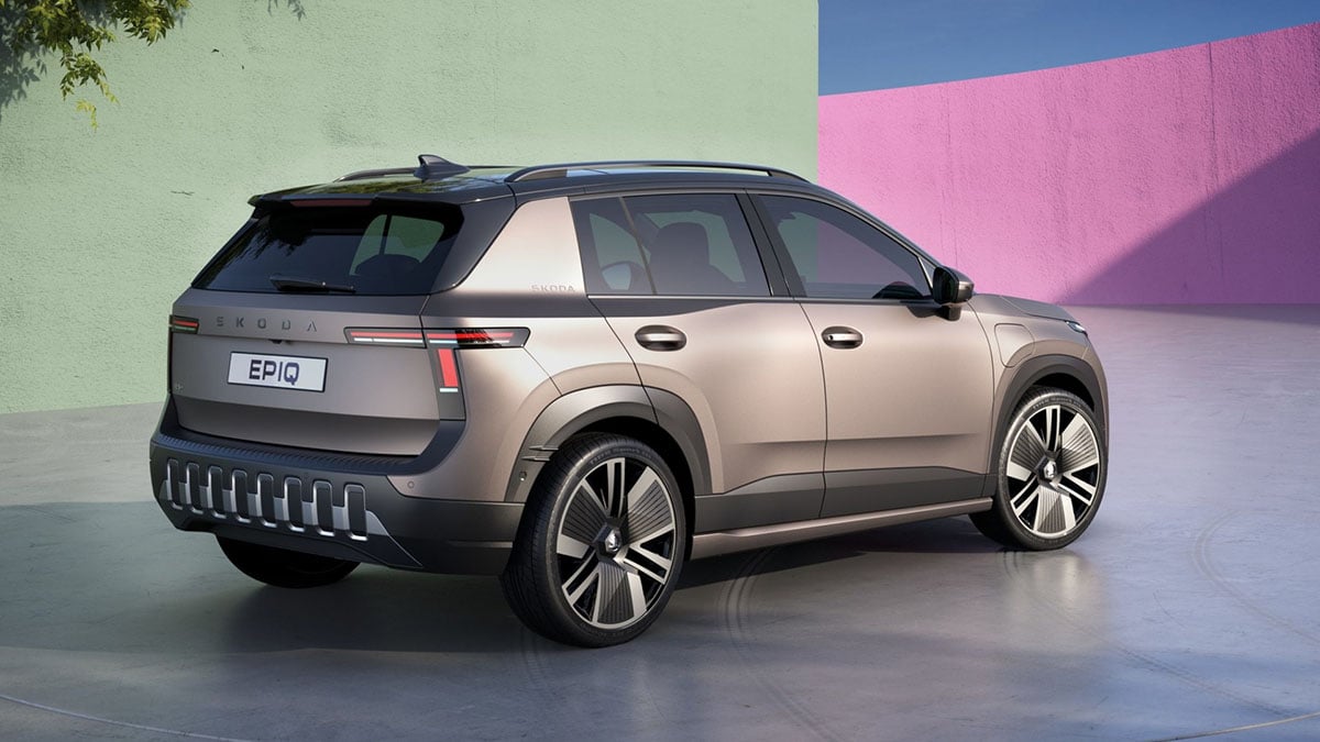 Arrière du Skoda Epiq avec feux horizontaux et hayon de coffre généreux