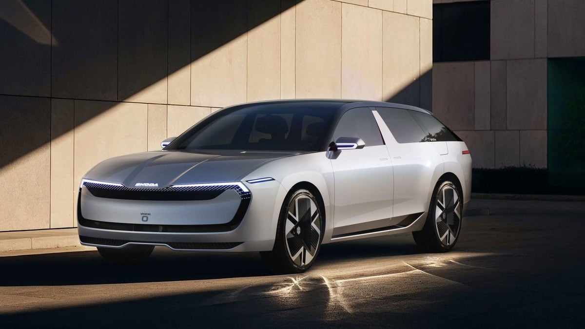 Face avant du Skoda Vision O avec nouvelle signature lumineuse fine et capot sculpté