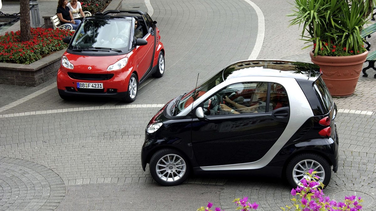 Smart Fortwo vue de profil, micro-citadine biplace urbaine emblématique