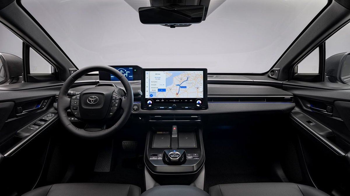Intérieur du Toyota bZ4X avec tableau de bord numérique et écran tactile central