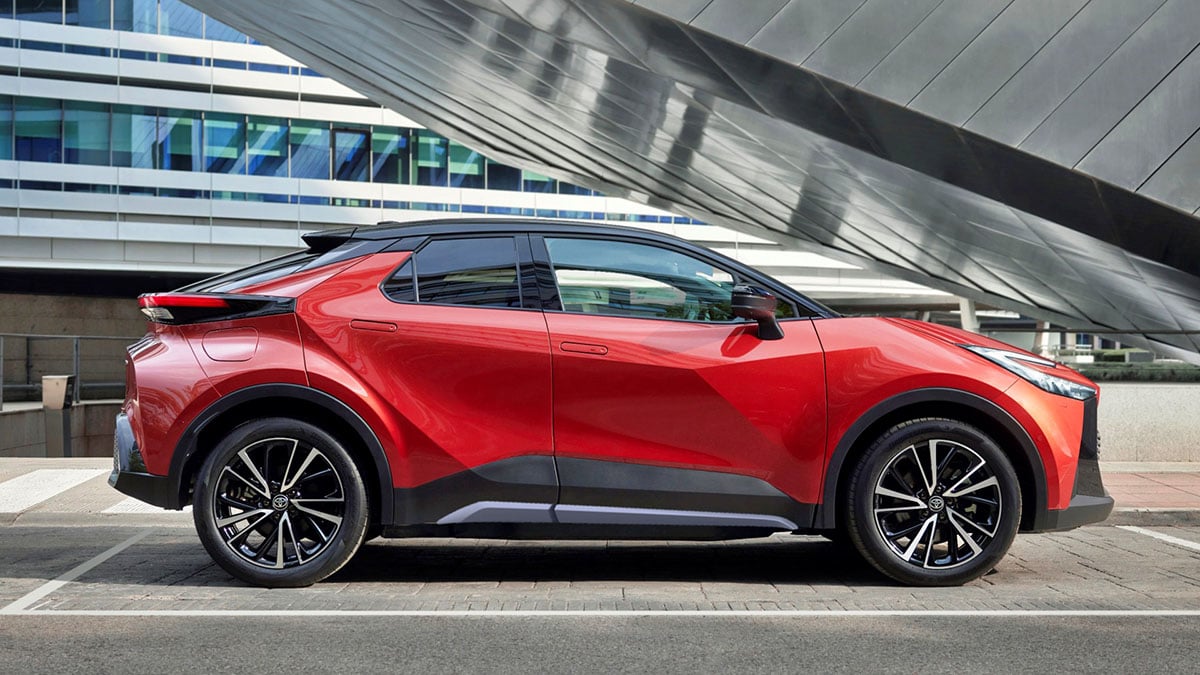 Toyota C‑HR hybride 2025 vu de profil, SUV compact au design dynamique