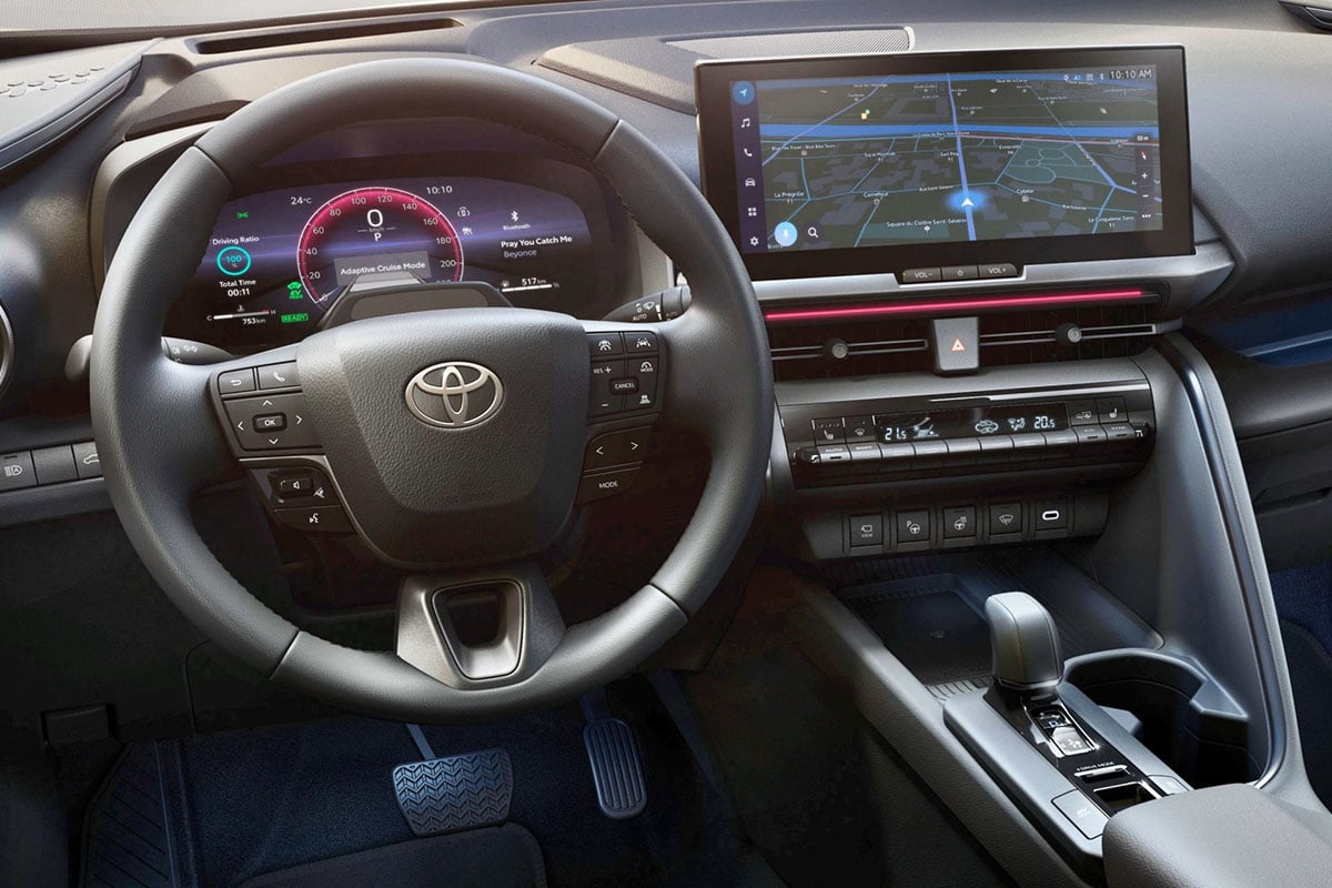  Intérieur du Toyota C‑HR hybride 2025 avec double écran numérique et finitions modernes