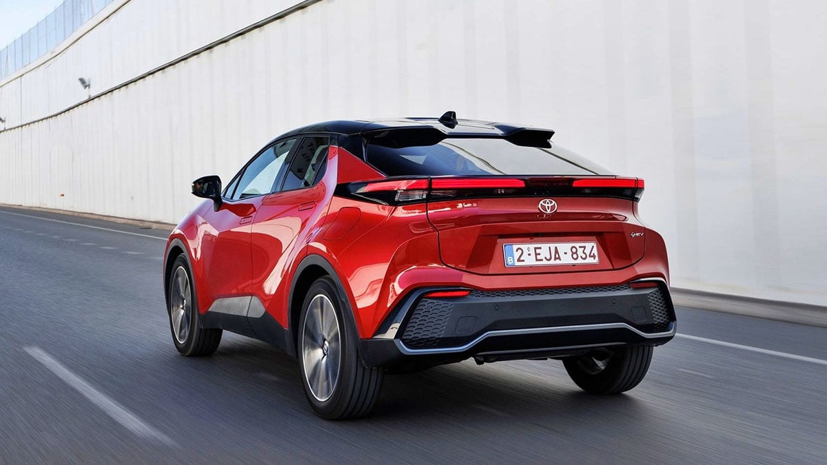  Vue arrière du Toyota C‑HR hybride rechargeable avec feux LED et signature lumineuse