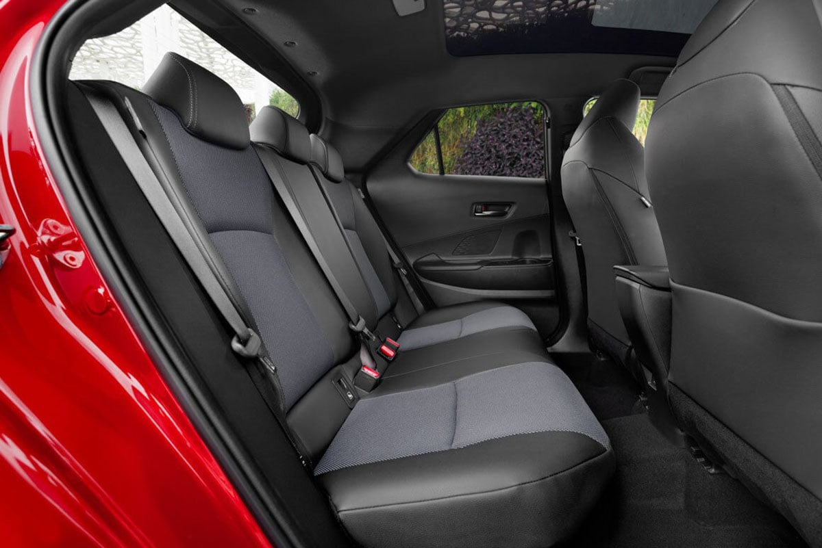 Banquette arrière du Toyota C‑HR 2025 avec accoudoir central et espace aux jambes