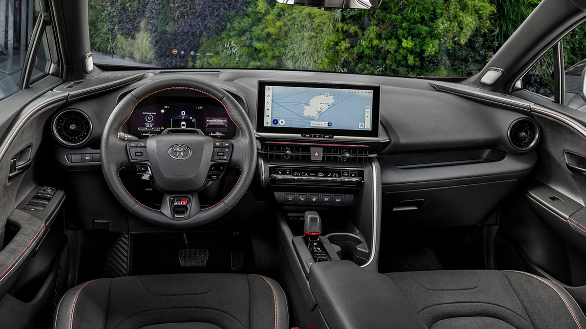 Intérieur Toyota C-HR Plug-in Hybrid 220 2025 – Écran tactile 12,3 pouces et tableau de bord numérique.
