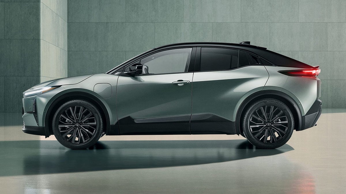 Toyota C-HR+ 2025 de profil en finition Advance avec lignes dynamiques et jantes aérodynamiques