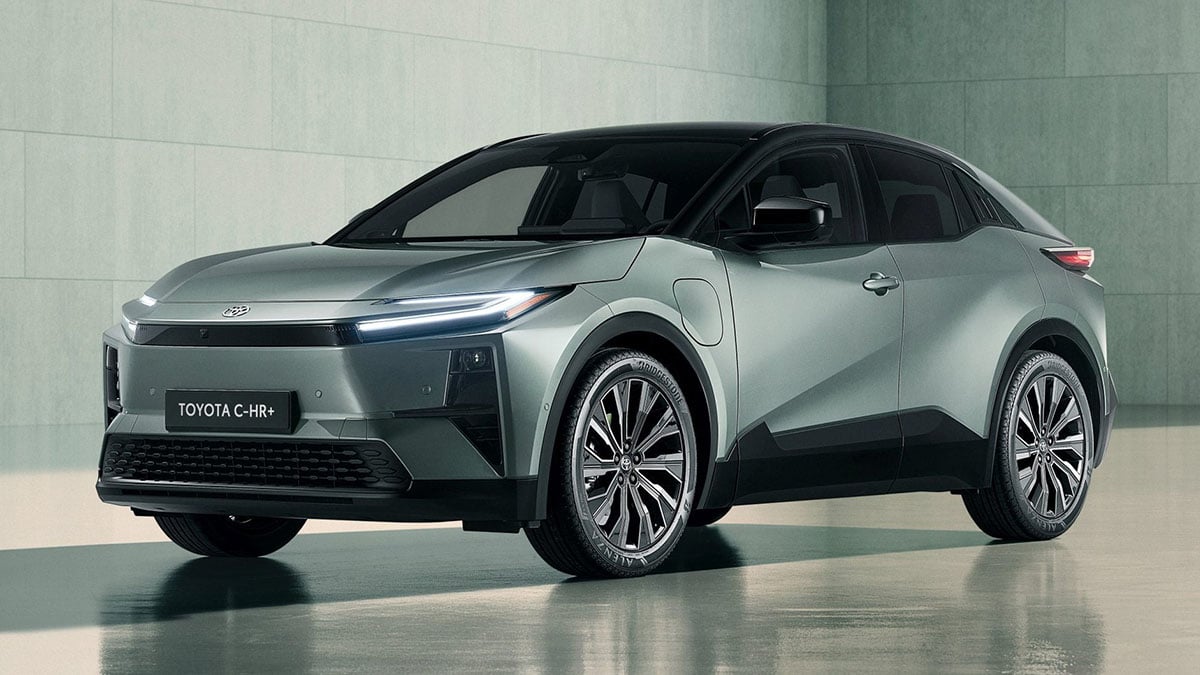 Face avant du Toyota C-HR+ 2025 avec signature lumineuse moderne et calandre fermée
