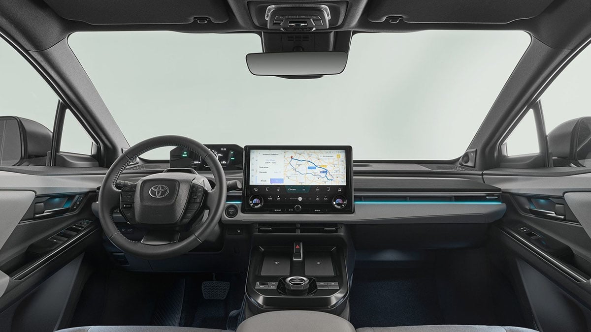Intérieur du Toyota C-HR+ 2025 avec double écran numérique et sellerie haut de gamme