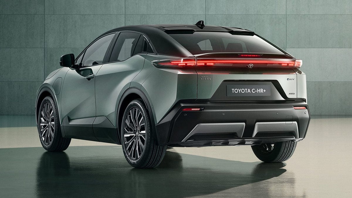 Arrière du Toyota C-HR+ 2025 avec feux LED traversants et style coupé