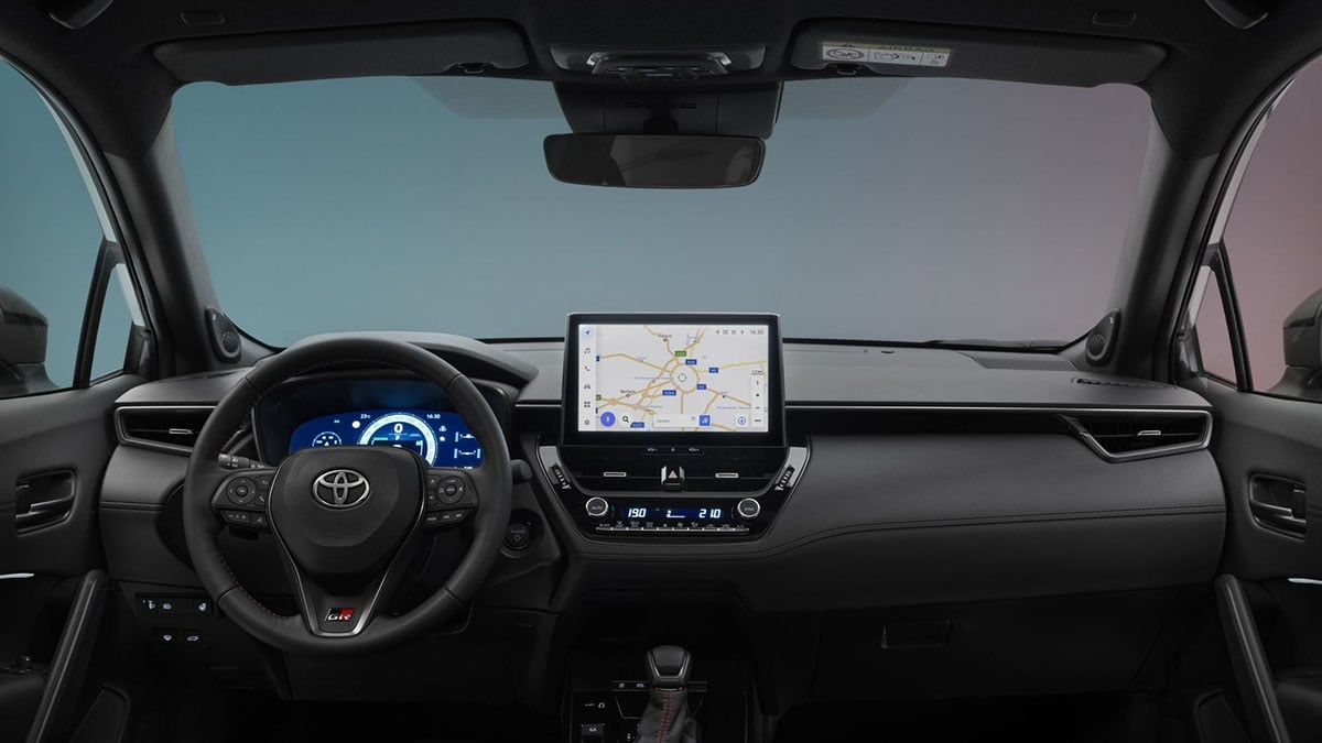 Intérieur Toyota Corolla Cross 2026 avec instrumentation numérique et écran central multimédia