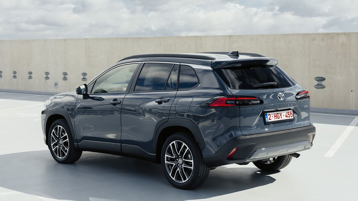 Toyota Corolla Cross 2026 hybride vue arrière avec feux LED reliés et bouclier redessiné