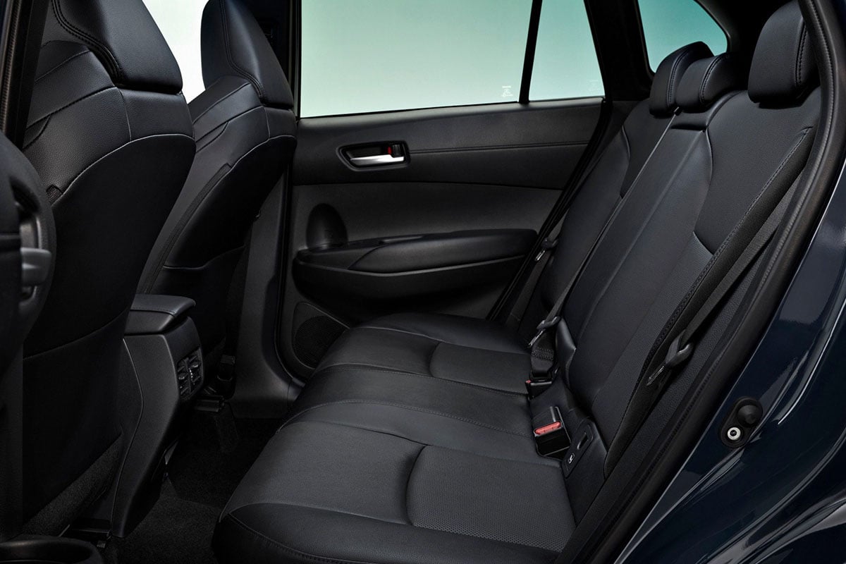 Banquette arrière Toyota Corolla Cross 2026 finition Style avec sièges rabattables et espace correct pour trois passagers