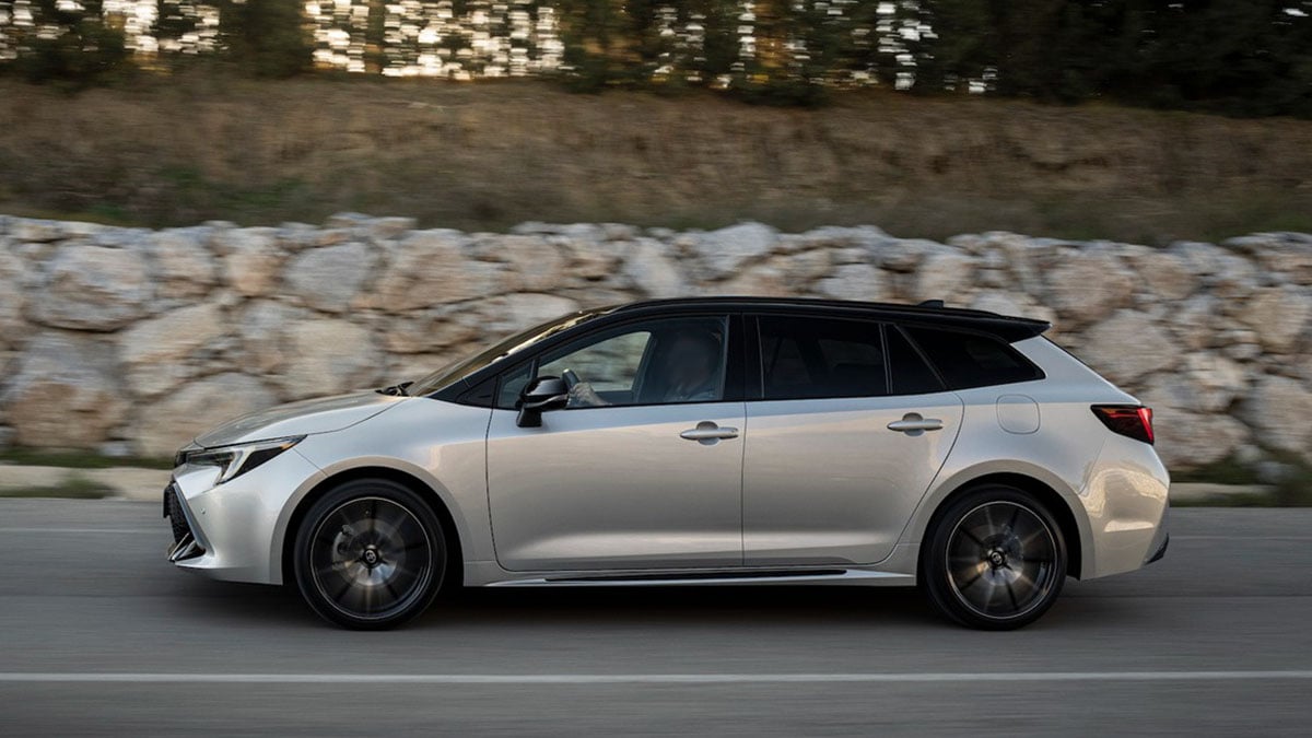 Vue latérale de la Toyota Corolla Touring Sports hybride 2025 en finition Style