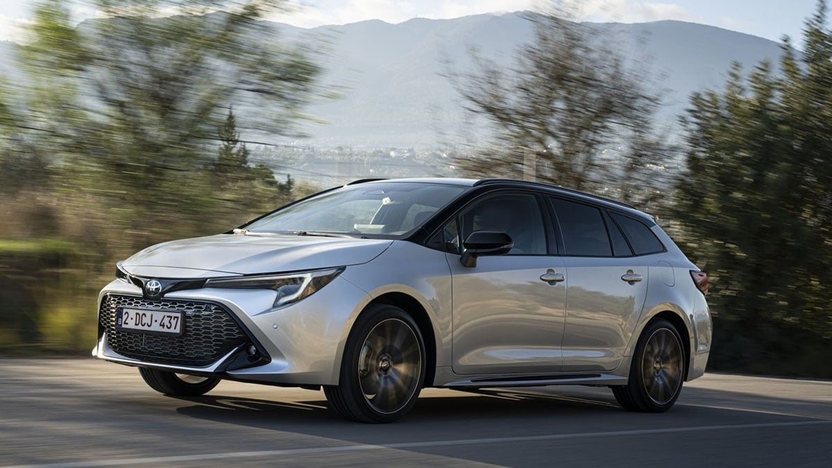 Face avant de la Toyota Corolla Touring Sports hybride avec calandre sportive et phares LED