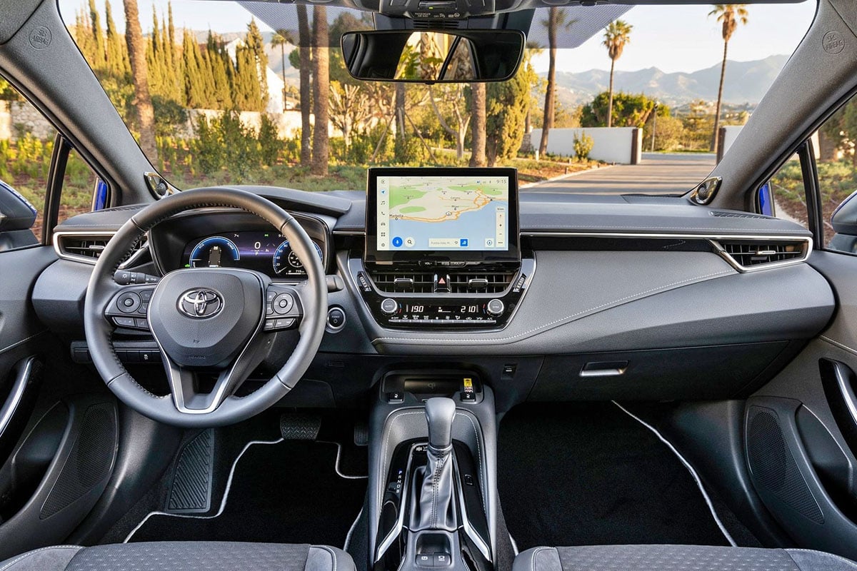 Poste de conduite de la Toyota Corolla Touring Sports avec écran tactile 10,5 pouces et combiné numérique