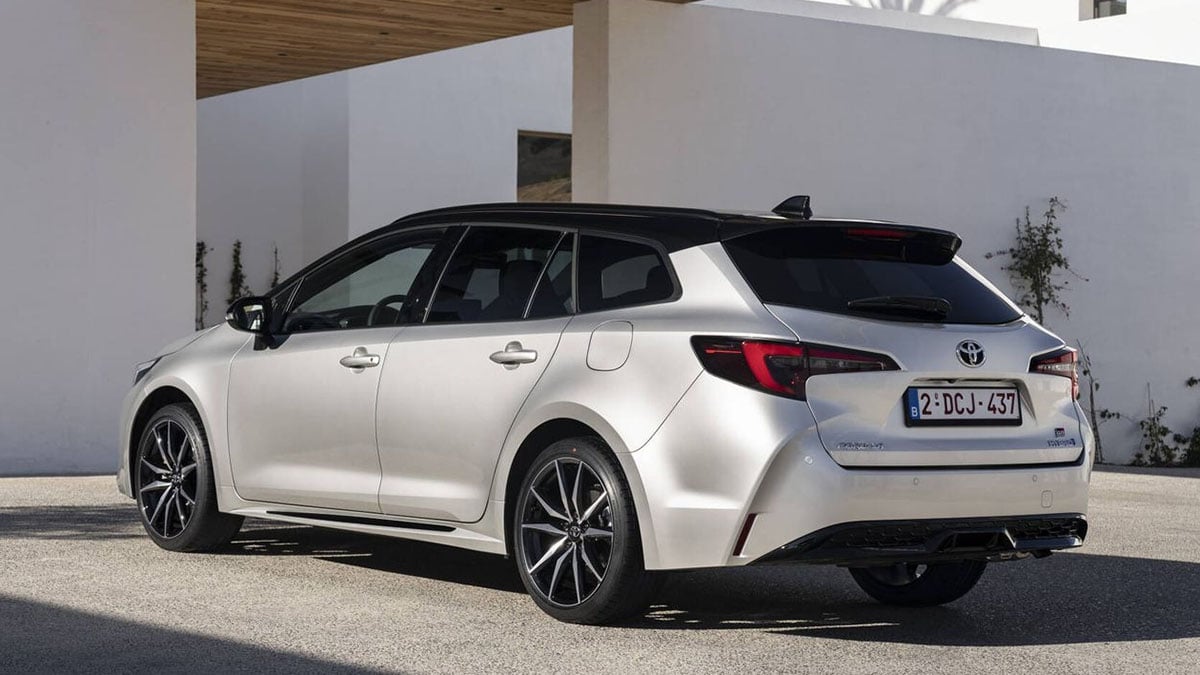 Vue arrière de la Toyota Corolla Touring Sports hybride avec hayon et signature lumineuse