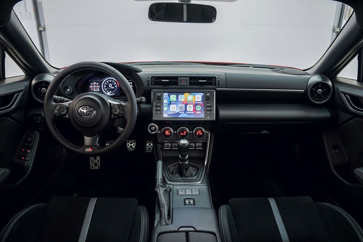 Intérieur conducteur de la Toyota GR86 avec volant sport et instrumentation numérique
