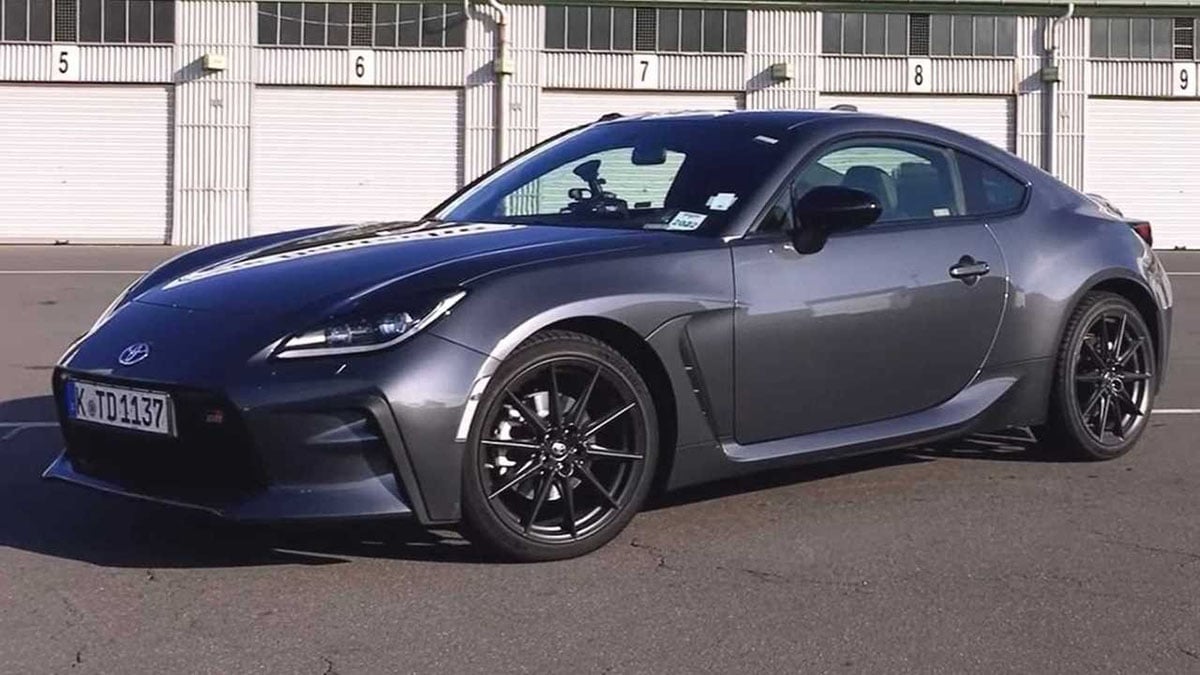 Profil latéral de la Toyota GR86 stationnée, design sportif et silhouette de coupé propulsion
