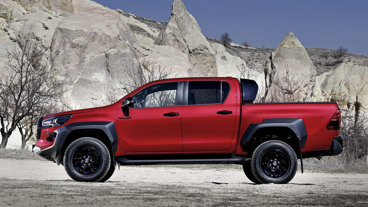 Vue latérale du Toyota Hilux GR Sport diesel avec design tout-terrain musclé