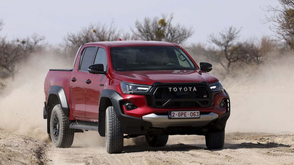 Face avant du Toyota Hilux GR Sport avec calandre noire et signature LED