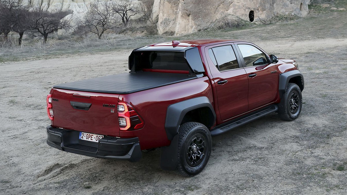 Vue arrière du Toyota Hilux GR Sport diesel avec benne couverte