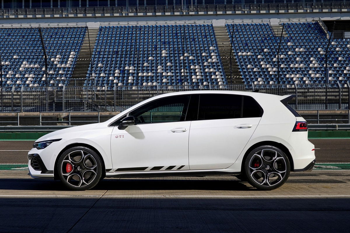  Vue de profil de la Volkswagen Golf GTI 2025 rouge avec jantes sport