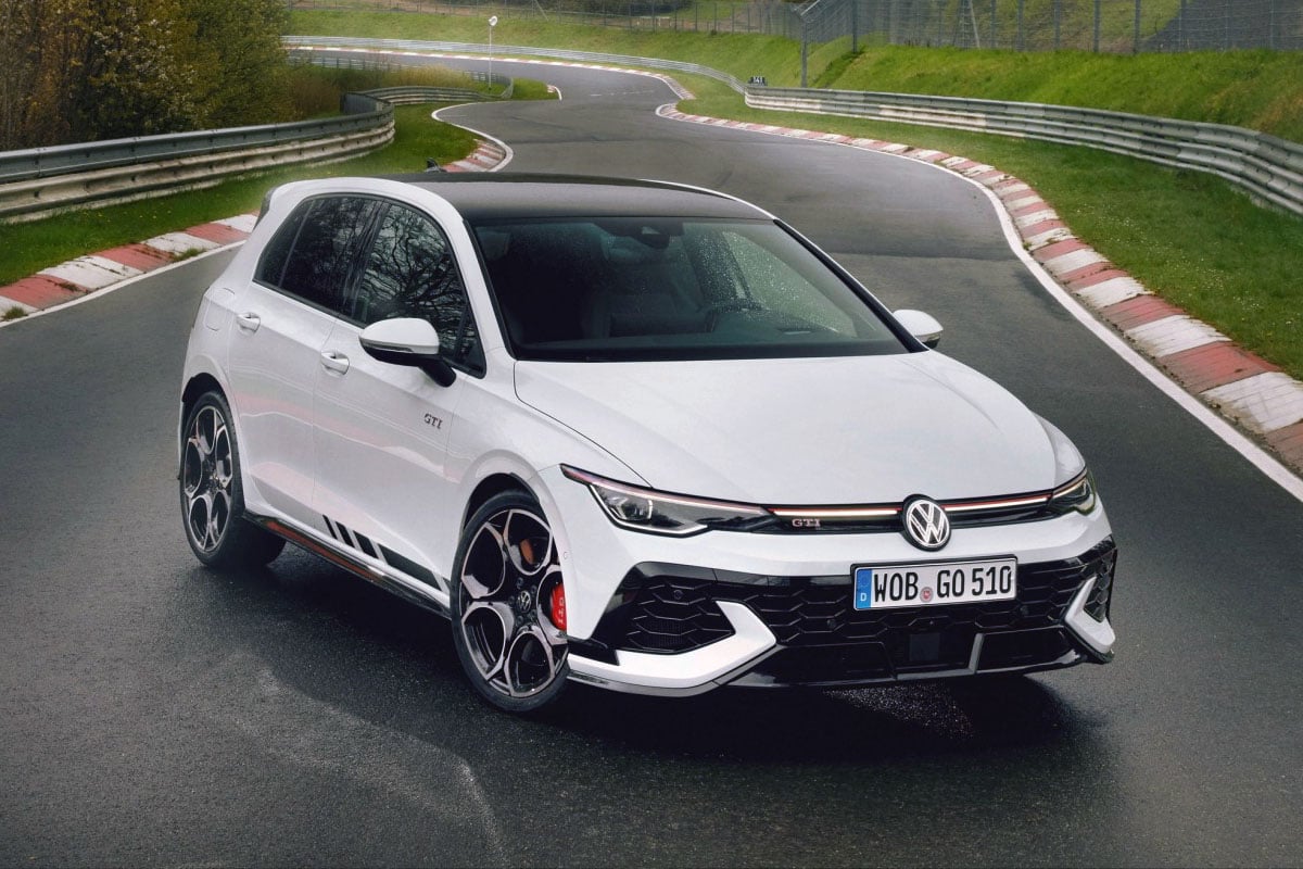 Face avant de la Volkswagen Golf GTI 2025 avec calandre en nid d’abeilles et phares LED