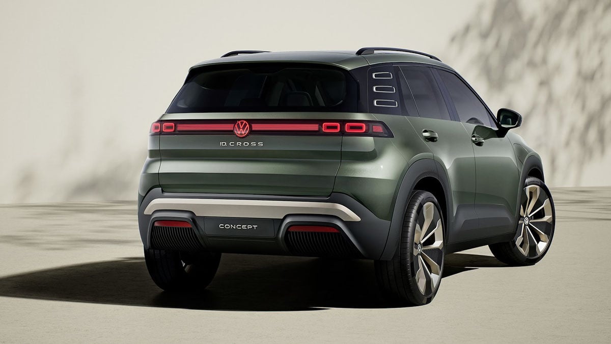 Vue arrière du Volkswagen ID. Cross avec bandeau lumineux LED et becquet intégré