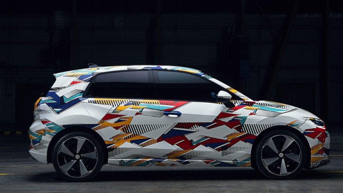 Profil du Volkswagen ID.Polo électrique camouflé, jantes 19 pouces et proportions compactes