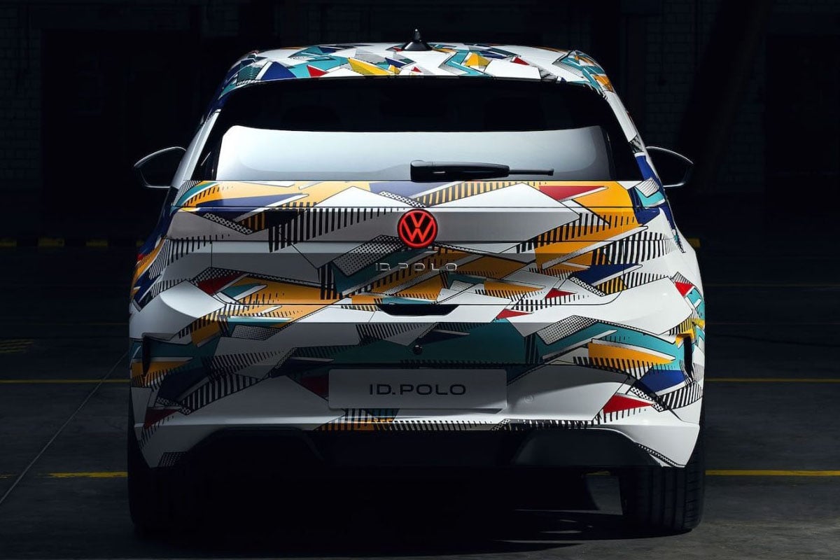 Arrière du Volkswagen ID.Polo camouflé avec feux LED reliés et logo central lumineux