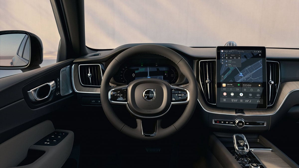 Intérieur du Volvo EX60 avec écran tactile central, tableau de bord épuré et finition haut de gamme