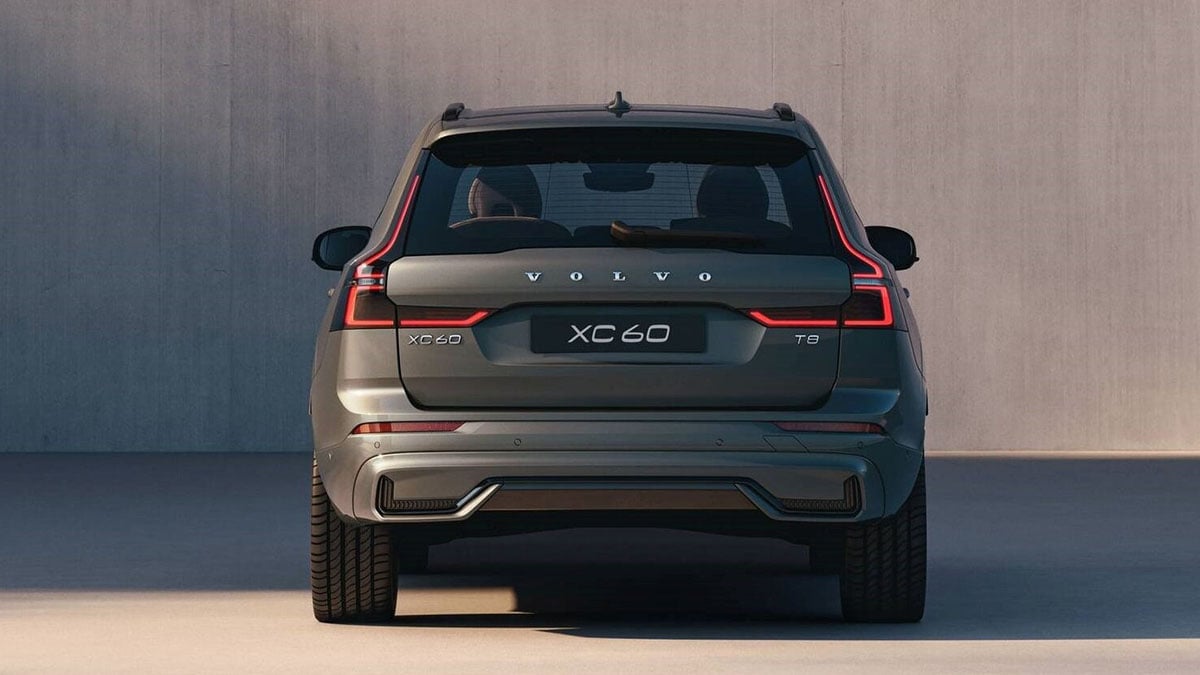 Arrière du Volvo EX60 avec feux verticaux et design musclé typique des SUV premium Volvo
