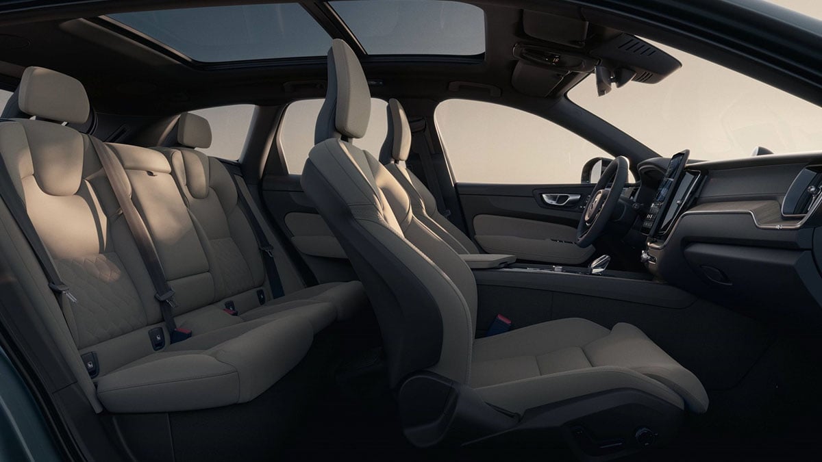 Banquette arrière du Volvo EX60 avec assise confortable et espace généreux pour les jambes