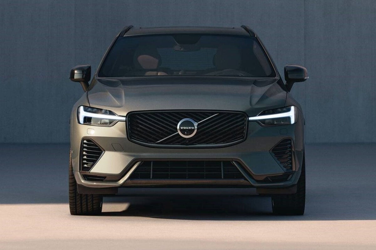 Avant du Volvo EX60 avec signature lumineuse LED et calandre fermée spécifique aux modèles électriques