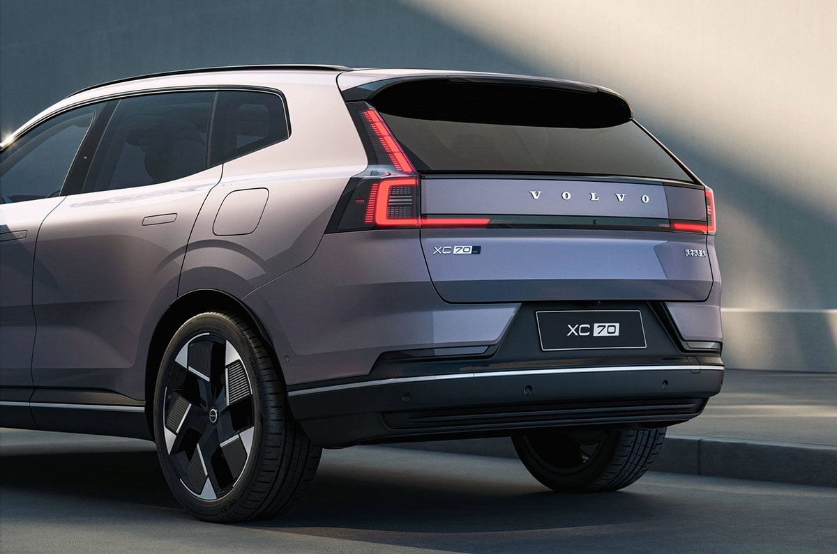 Volvo XC70 hybride rechargeable 2026 vue arrière avec feux verticaux et lignes robustes