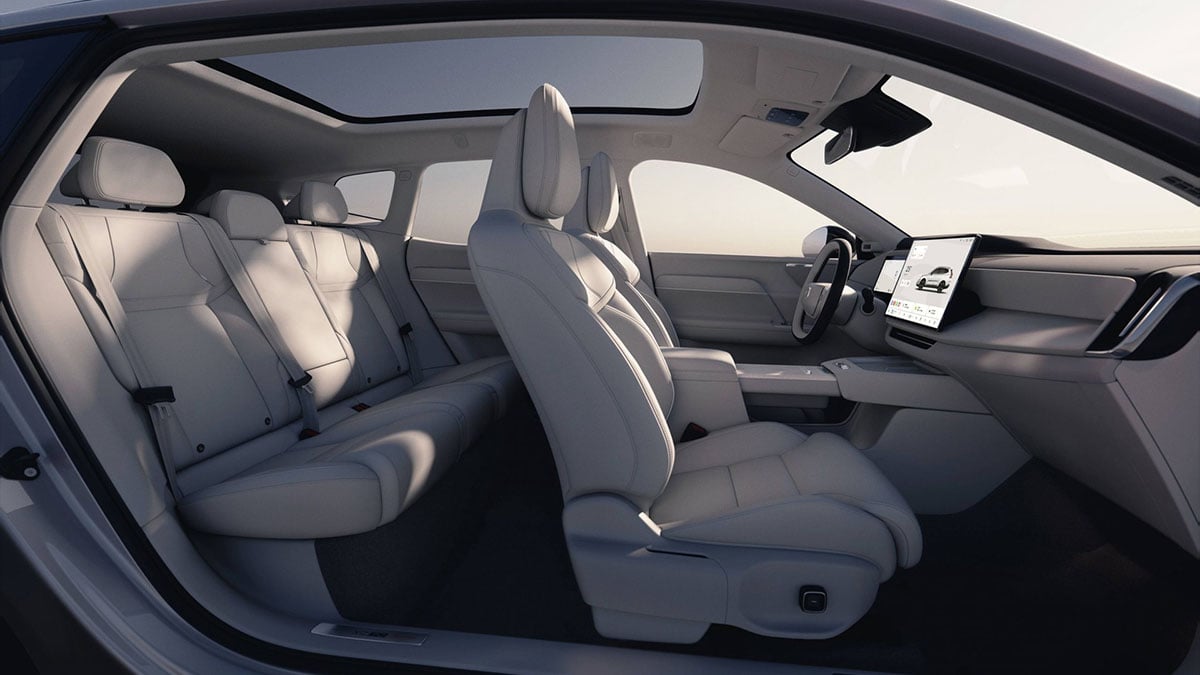 Places arrière du Volvo XC70 hybride rechargeable 2026 avec espace généreux pour trois passagers