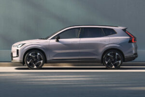 SUV hybride rechargeable Volvo compact avec 200 kilomètres d'autonomie électrique pure plus maniable que le XC90