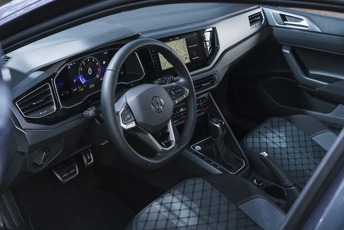  Poste de conduite du Volkswagen Taigo avec écran tactile et instrumentation numérique
