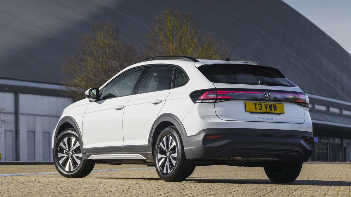 Arrière du Volkswagen Taigo avec feux LED reliés et logo central