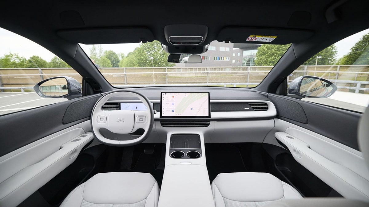 Intérieur du XPeng G6 avec écran tactile central et combiné numérique