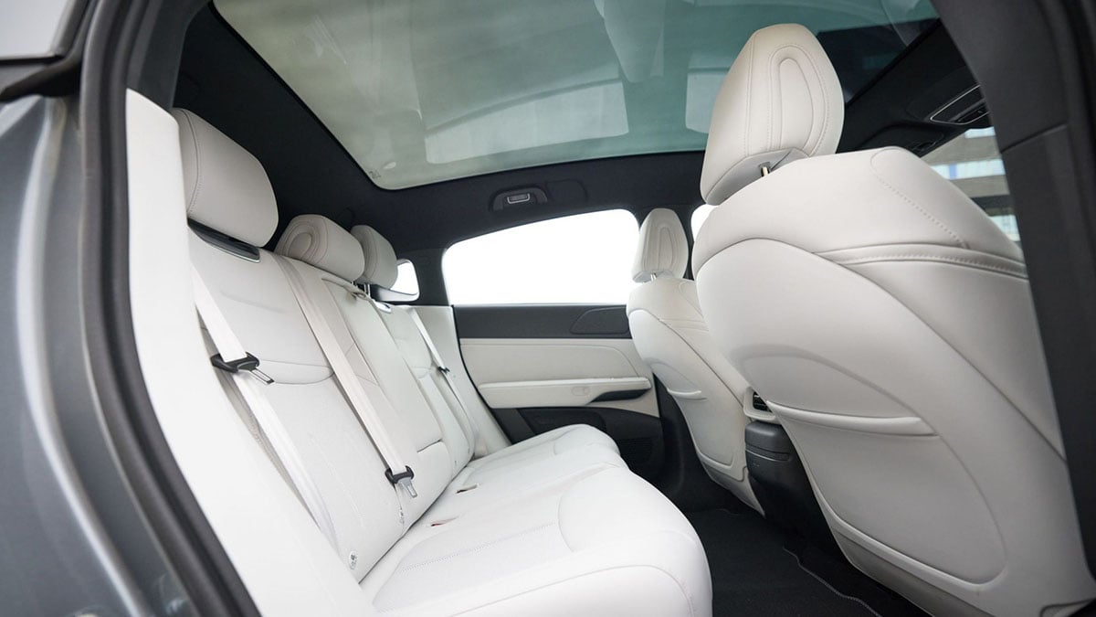 Banquette arrière du XPeng G6 avec espace aux jambes généreux et sellerie claire