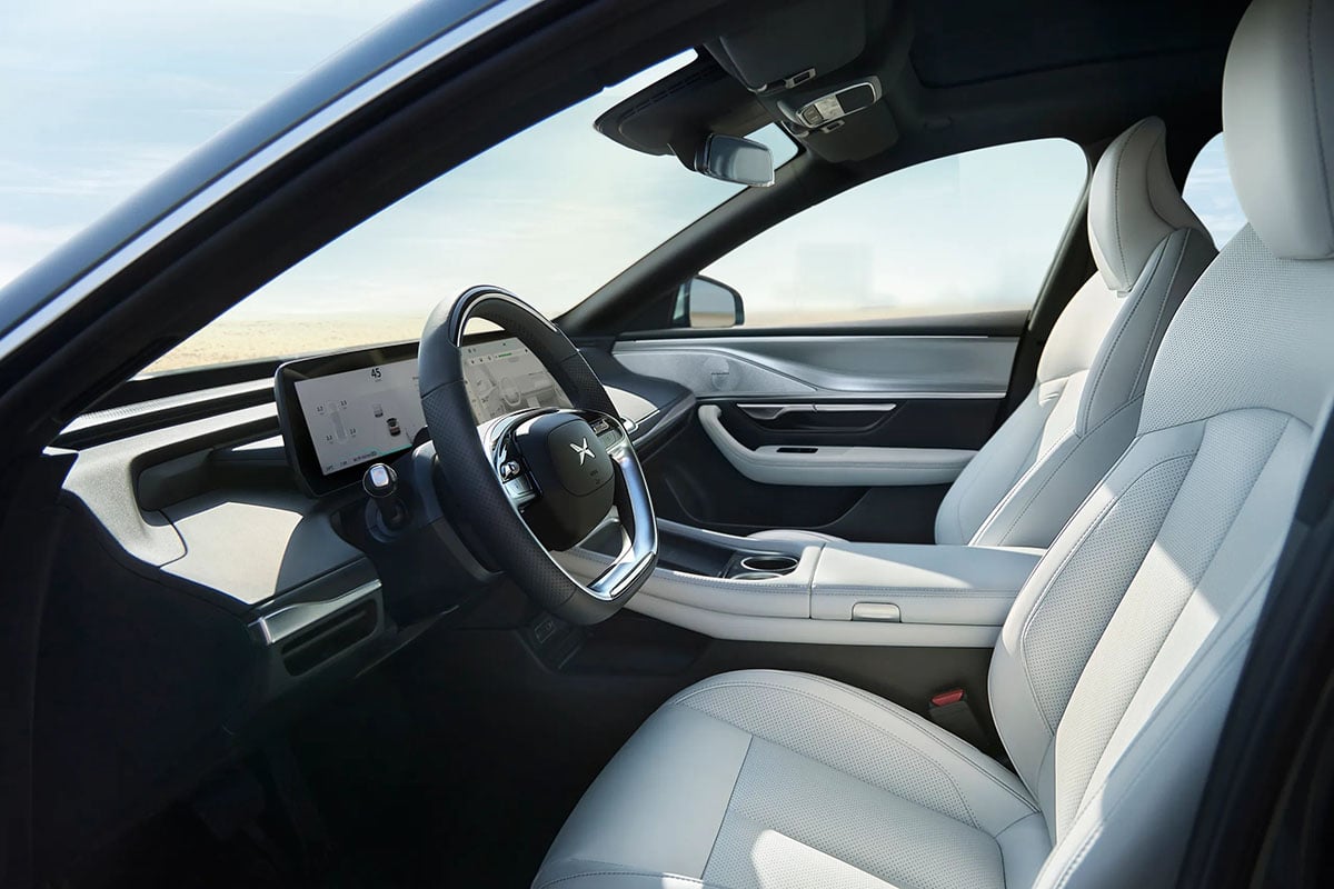 Intérieur de la Xpeng P7 2025 avec double écran numérique et volant redessiné